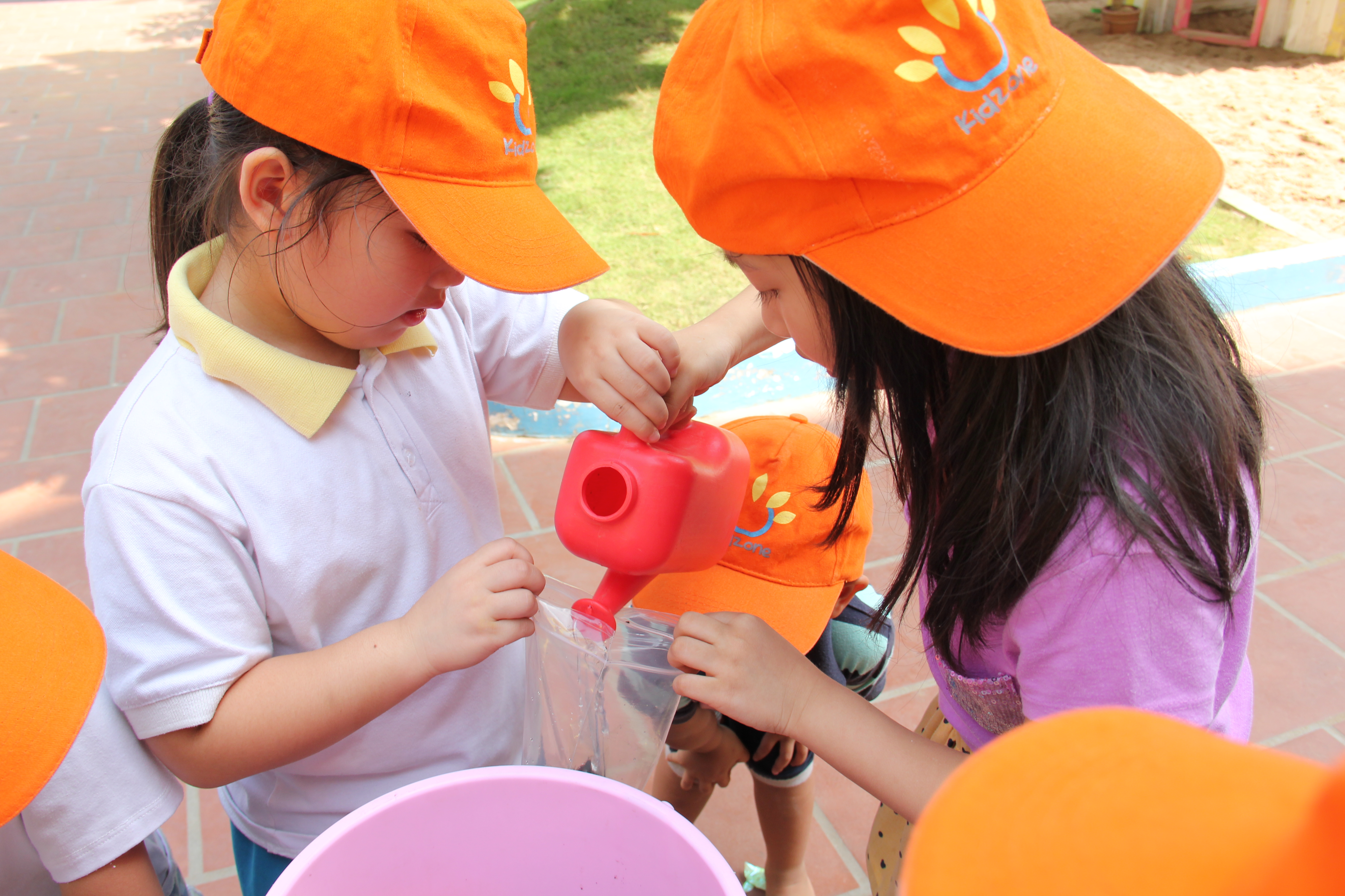 Bé thuyết trình Kidzone